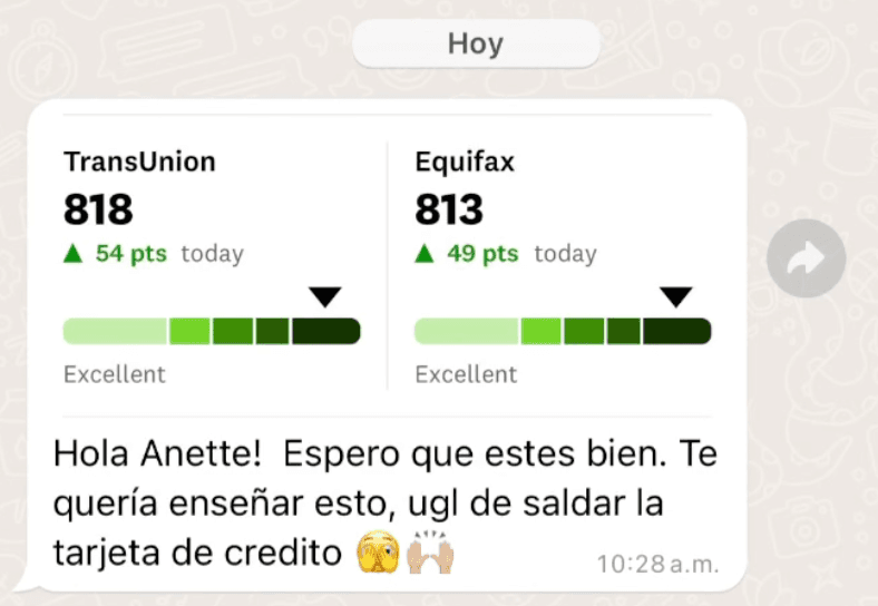 Mensaje de una clienta mostrando puntuaciones de crédito de 818 y 813