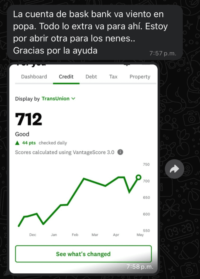 Mensaje de un cliente mostrando su cuenta de ahorro y su puntuación de crédito subiendo